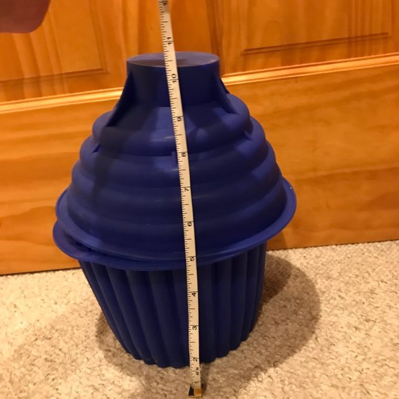 Giant Cupcake Silicone Pan - Picture 4 of 6